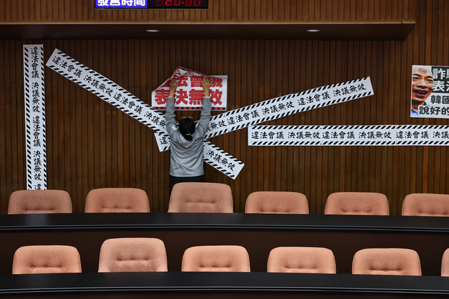 綠委抗議3/25立院會議違法 再占議場主席台 | 華視新聞
