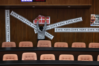 綠委抗議3/25立院會議違法 再占議場主席台