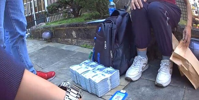 遭誘下載假投資App被騙500萬 中市警逮車手送辦 | 華視新聞