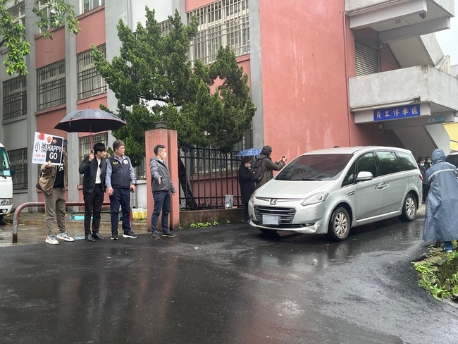 陸配小微逾期未出境 八炯閩南人新北專勤隊外送行 | 華視新聞