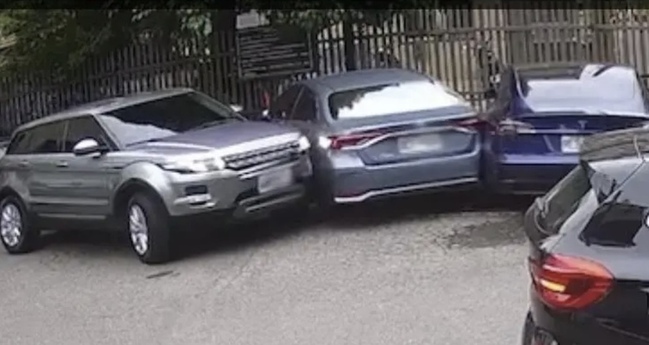 不滿停車場轎車擋路 男子開休旅車衝撞挨告毀損 | 華視新聞