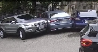 不滿停車場轎車擋路 男子開休旅車衝撞挨告毀損