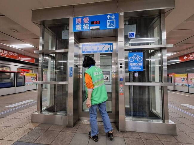 清潔員、保全穿宣傳世壯運背心挨批 北捷：已撤除 | 華視新聞