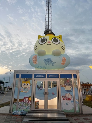 超人氣黃阿瑪巨型裝置 兒童節前夕現身大鵬灣