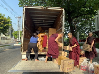 強震重創緬甸  靈鷲山馳援搭棚施粥、物資送災區