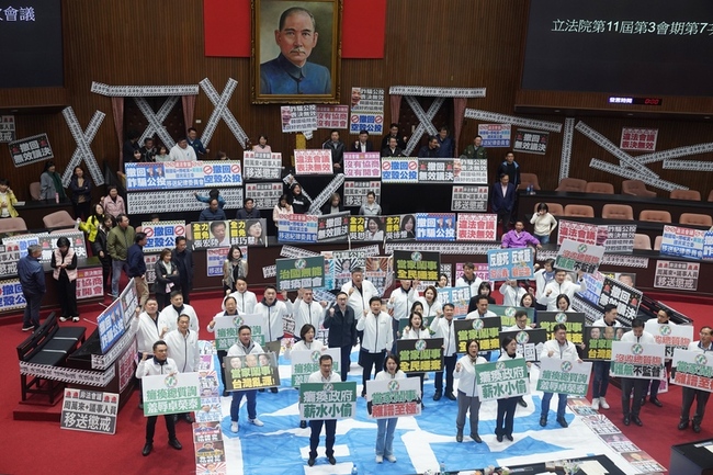 綠抗議3/25違法會議占主席台 立院再度空轉一整天 | 華視新聞