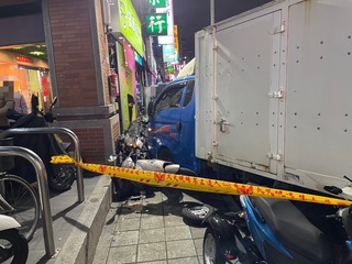 三重男子開小貨車撞20汽機車  1女重傷送醫不治