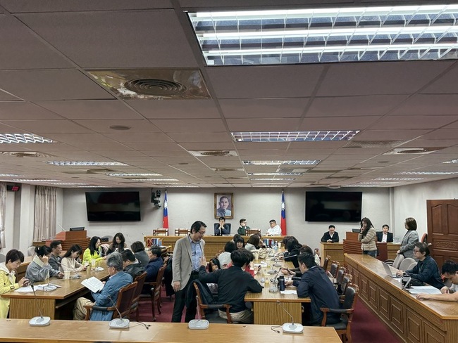 周萬來進行國會擴建報告 民進黨團搶先進入會議室 | 華視新聞