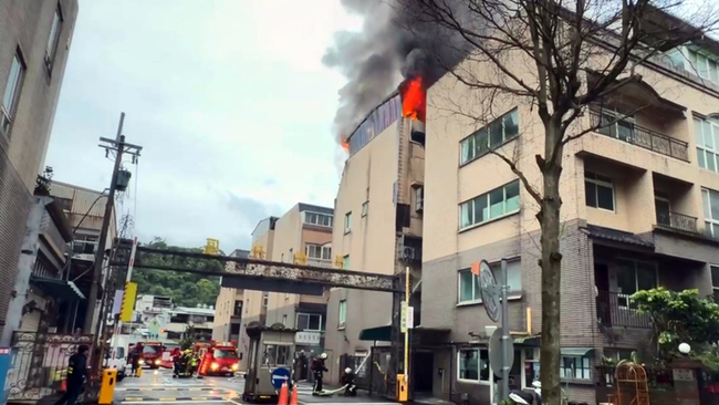 基隆公寓5樓起火延燒頂樓鐵皮棚架 幸無人受傷 | 華視新聞