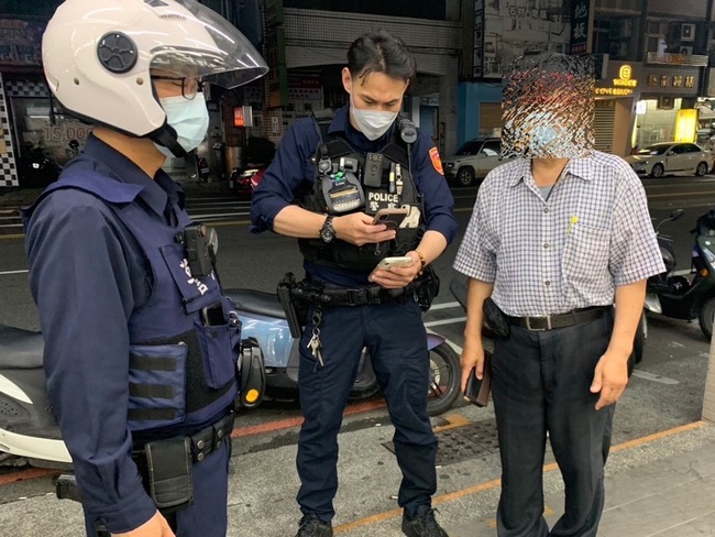 誤信網路女子援交 台南男子超商險購點數卡失金 | 華視新聞