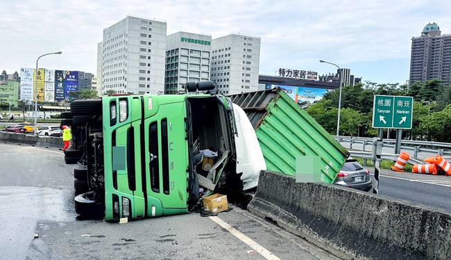 貨櫃車桃園交流道翻覆  駕駛手腳擦挫傷送醫 | 華視新聞