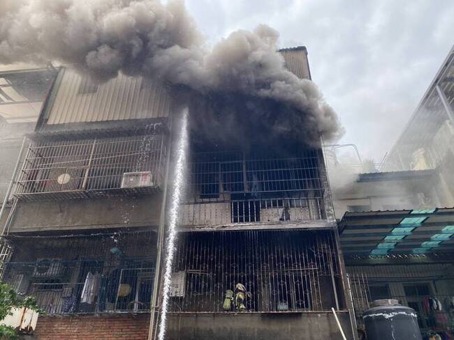 新北鶯歌住宅火警冒濃煙 2人死亡 | 華視新聞