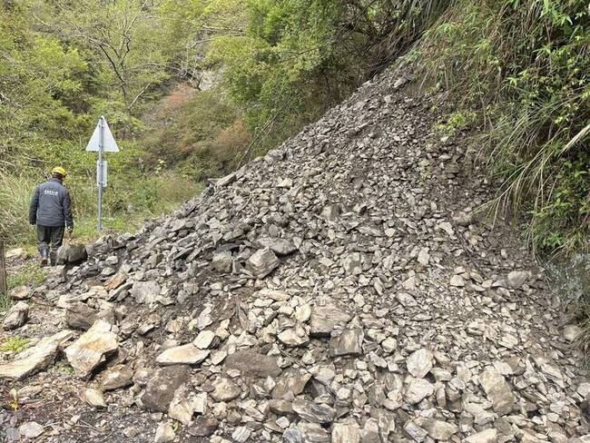 觀霧大鹿林道東線12K處坍方 山友小心通行 | 華視新聞