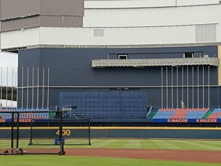 洲際球場外野白牆恐吃球 貼膜改「兄弟藍」完成改善