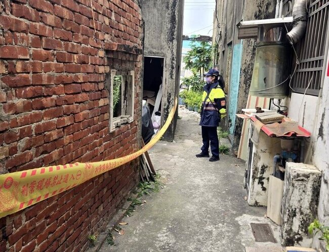 布袋男嬰臍帶未剪裸身紙箱內 檢警懷疑死後棄置 | 華視新聞