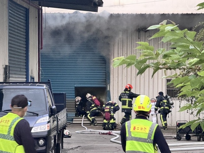 台中西屯鐵皮工廠火警 燒毀機械設備無人傷亡 | 華視新聞