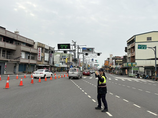 屏東水底寮湧逾1.8萬車次 警方調撥車道因應