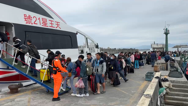 清明連假首日船班客滿 往綠島加開10航班 | 華視新聞