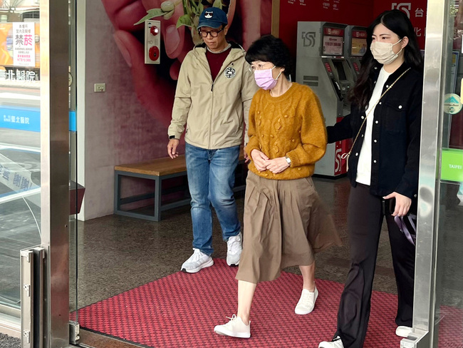 柯文哲手術住院 陳佩琪聽取病情停留40分鐘離開 | 華視新聞