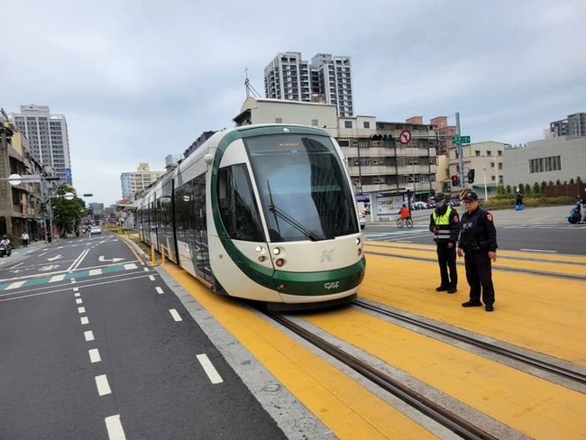 高雄輕軌疑遭違規機車擦撞 幸無人傷已恢復載客 | 華視新聞