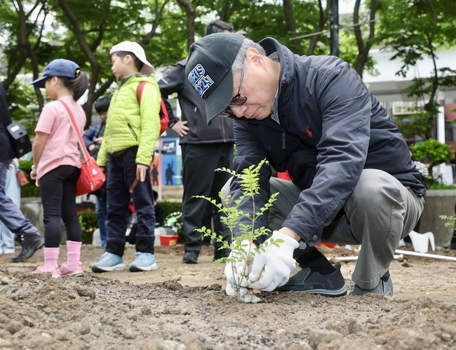 籌建國家兒童未來館 李遠攜下一代植台灣原生種 | 華視新聞