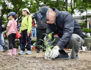籌建國家兒童未來館 李遠攜下一代植台灣原生種