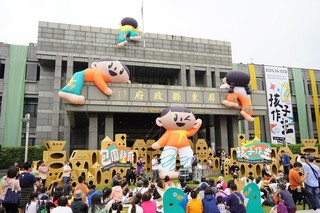 屏東縣府遭上萬親子包圍 變身童趣樂園激發夢想