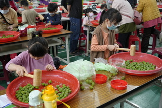 南投市學童體驗梅子手作 食農教育認識在地農產