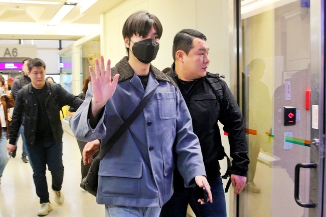 與台灣粉絲見面  韓國男神李敏鎬飛抵桃機揮手致意 | 華視新聞