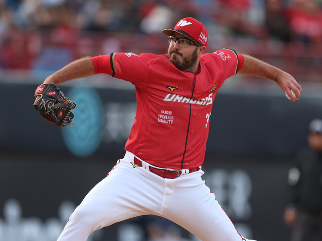 龍聖好投助龍隊2連勝  直呼台灣球迷令人驚艷 | 華視新聞