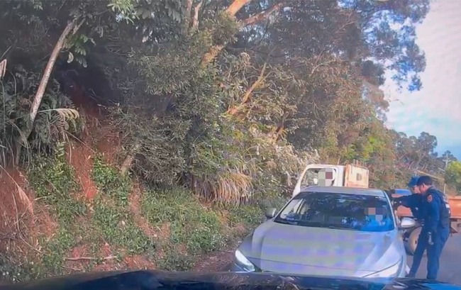 清明連假到六福村停車場駕車甩尾  劉男遭警送辦 | 華視新聞