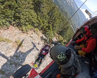 女山友登南一段跌落山谷 黑鷹直升機吊掛送醫