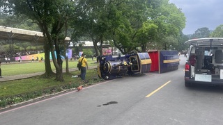 宜蘭綠博遊園車翻覆 壓傷2名遊客