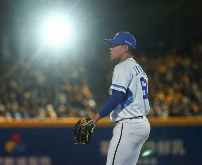 曾峻岳出場搭配燈光秀 陳金鋒：對選手的肯定 | 華視新聞