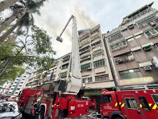 新北深坑民宅加蓋鐵皮屋火警 疏散21人無傷亡 | 華視新聞