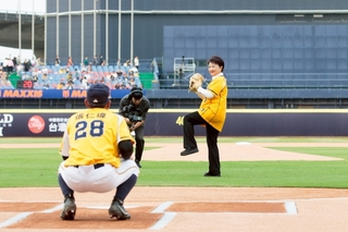 盧秀燕擔任中信兄弟開球嘉賓 加碼送日本紀念球