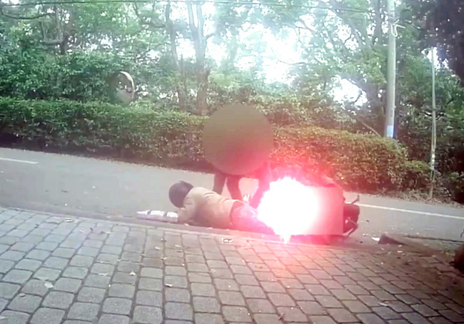 男子闖紅燈拒檢衝撞警車 逃逸自摔被捕搜出毒品 | 華視新聞