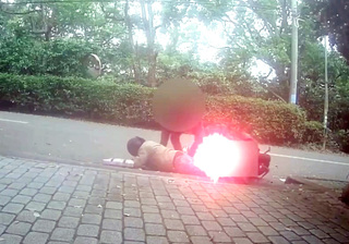 男子闖紅燈拒檢衝撞警車 逃逸自摔被捕搜出毒品