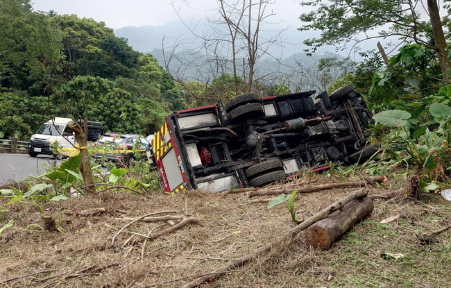 阿里山消防車翻落邊坡 2人自行脫困幸未受傷 | 華視新聞