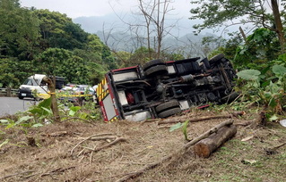 阿里山消防車翻落邊坡 2人自行脫困幸未受傷
