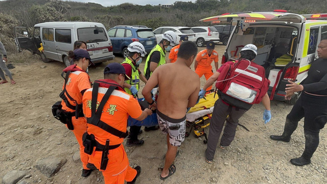 恆春後壁湖1女潛水客溺水命危 送醫急救中 | 華視新聞