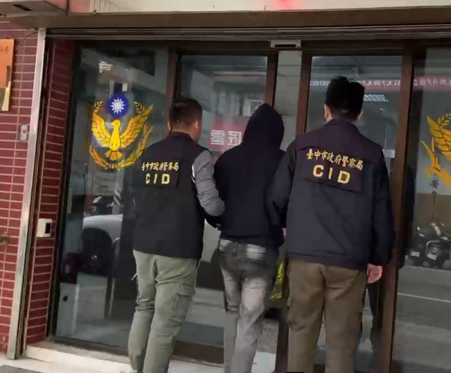 大甲媽剛起駕男子持安全帽打人 警追查開罰6000元 | 華視新聞