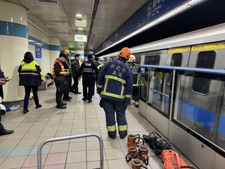 北捷板橋府中站女子落軌 消防救出1人命危送醫