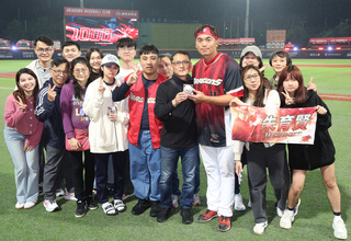 朱育賢感謝球迷交換紀念球  直呼是人生特別1天