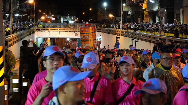 大甲媽鑾轎順利穿越彰市民生路地下道 過程平和 | 華視新聞