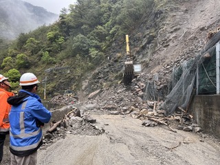 中橫便道遇雨又坍方  持續搶通中