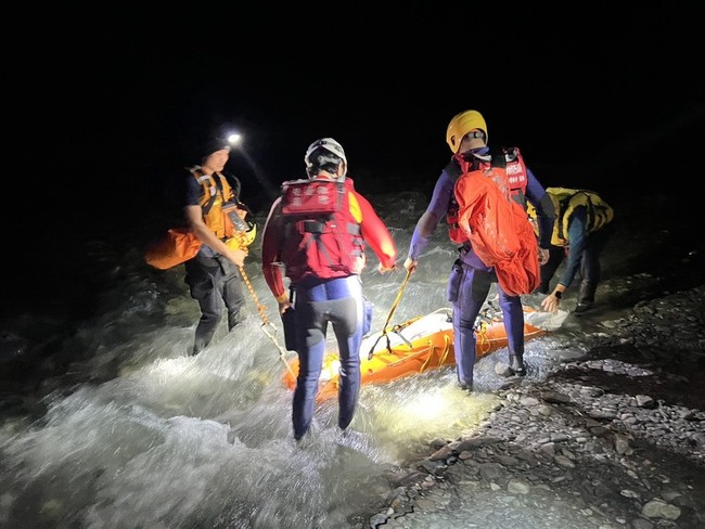 6人登山隊攀八通關越嶺道渡溪 1女遭沖走身亡 | 華視新聞