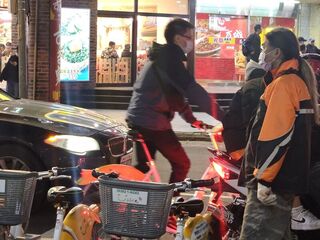 自行車通勤成風潮 逾8成從未戴安全帽藏危機