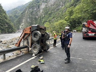 中橫邊坡工程小山貓翻覆 駕駛跳車仍遭壓住身亡