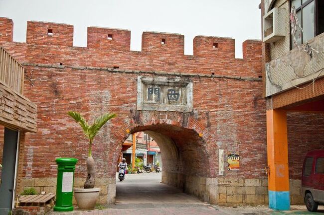 男子爬恆春西門古蹟 屏東縣府：若受損將開罰 | 華視新聞